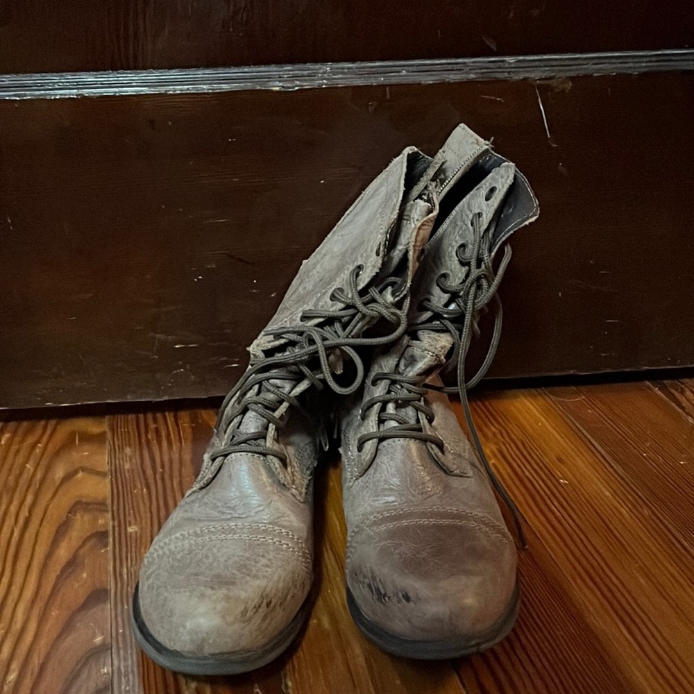 Lace up tan combat boots, size 9